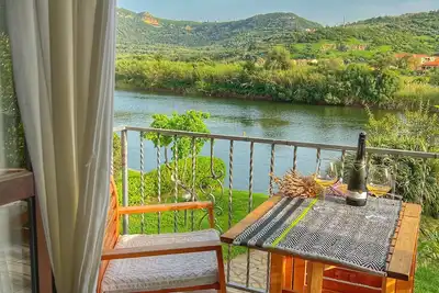 Image de charmant appartement. Balcon sur la rivière.