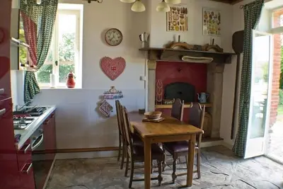 Image de Famille et animaux acceptés, endroit calme du village, partagee piscine