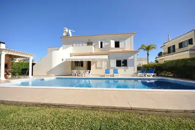 Image de 6 bedrooms, walking distance to amenities, private pool, free Ac and wifi