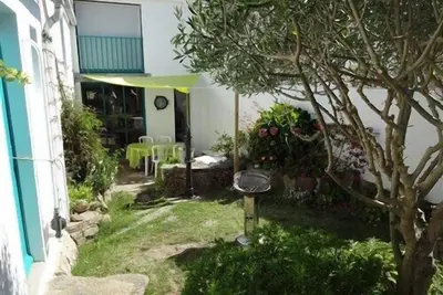 Image de maison avec étage. 3 chambres, Jardin avec cour, à port joinville
