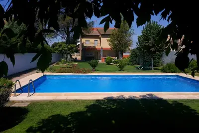 Image de Maison Avec Piscine Et Jardiin(Pour Vous Aider)