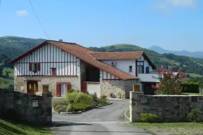 Image de gite à 5 km des thermes de cambo les bains dans une ancienne ferme renovèe.