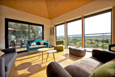 Image de Maison d'architecte en bois écologique moderne.