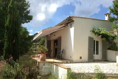Image de Merveille! Maisonnette de Charme climatisée au calme surplombant villag provenç