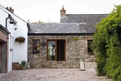 Image de Un chalet de famille et de Pet convivial situé dans un environnement rural