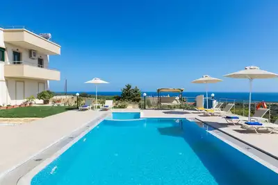 Villa Diamantis! Vue imprenable sur la mer, piscine privée 40m2, 1 km de la plage et des commerces