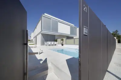 Moderne villa jumelée de deux étages avec piscine privée