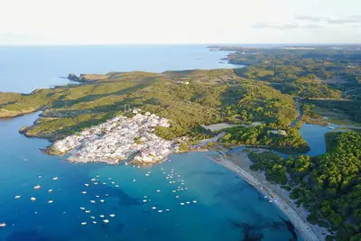 Image de Minutes à pied de la plage, une maison familiale moderne avec une vue imprenable sur la mer