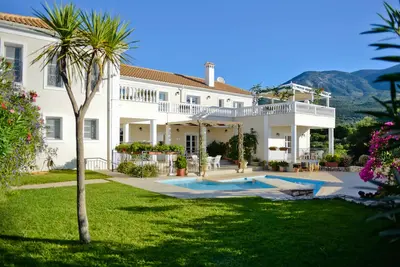 Image de Très grande villa de luxe avec piscine privée et vue imprenable