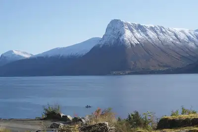 Image de maisons nouvellement construites (2016) avec utsiktsstomt au-delà Storfjorden et Sunnmørsalpane