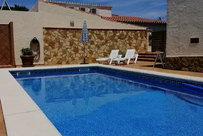 Maison confortable et fonctionnelle avec piscine privée près de la plage. Wifi