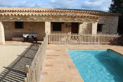 Image de Masia placée au milieu de la nature propice à la détente et la sérénité.