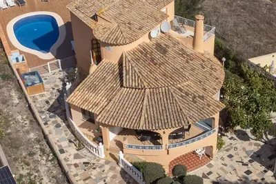 Image de Villa avec 2 maisons sur le même terrain, à 300 m de la plage. Grande maison