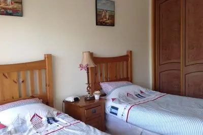 Image de Appartement de 2 chambres, sécurité/accueil 24h/24, cadre paisible, près de la plage Meia Praia