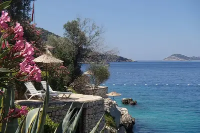 Image de Villa de luxe sur la station balnéaire avec hôtel, piscines, spa, tennis et sports nautiques