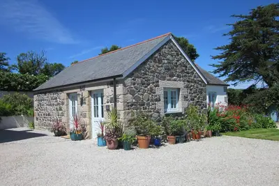Image de Stable Cottage - chalet de luxe avec vue sur la mer sur une vallée boisée