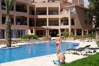 Image de Grande terrasse ensoleillée, balcon, deux piscines, toutes les grandes chaînes de télévision du Royaume-Uni et wif illimité