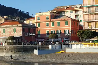 Image de Trois pièces de charme sur la promenade du front de mer de Chiavari mer