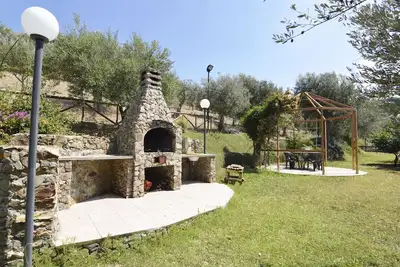 Image de Chalet Parmi Les Oliviers: • wi-fi • jardin • barbecue • véranda • magnifique panorama