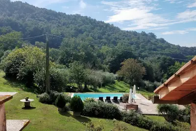 Image de ferme dans une belle position panoramique avec piscine