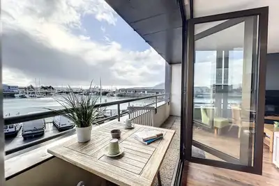 Image de Face au port, balcon, proche embarcadère. Confortable et parfaitement situé