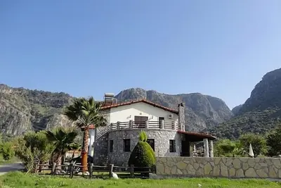 Image de Famille Villa Possédé avec piscine privée et vue sur la montagne