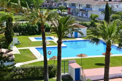 Image de Front-line, avec une vue magnifique sur la mer et la montagne, donnant sur de beaux jardins