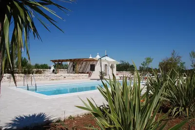 Image de Trulli Bianchi avec piscine privée et magnifique vue panoramique