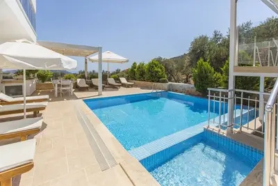 Image de Villa de luxe avec piscine privée, terrasse sur le toit, à couper le souffle mer et l'île Vues
