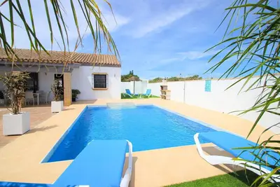Image de Nouvelle maison moderne équipée avec grande piscine privée pour 4 personnes