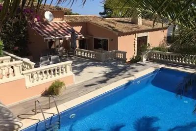Image de Villa exclusive dans une position panoramique avec vue sur la mer et une grande piscine