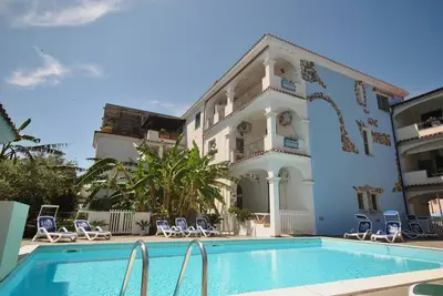 Avec vue sur kl. Piscine et jardin exotique, à 1, 5 km de la plage de sable