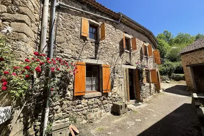 Image de Grande maison historique en pierre avec beaucoup d'espace et de confort
