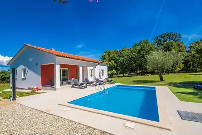 Image de 2000 mètres carrés de jardin privé et sécurisé, une vraie tranquillité et à seulement 15 km de la mer