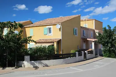 Image de Maison moderne et bien entretenue, idéale pour enfants avec terrasse spacieuse