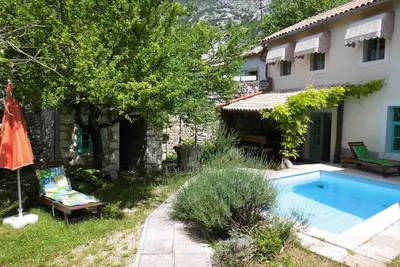 Image de Maison en pierre rustique avec piscine