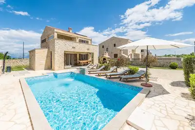 Image de Villa en pierre avec piscine, à 500 mètres de la plage de sable, barbecue et aire de jeux pour enfants