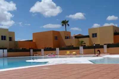 Image de Appartement confortable dans un complexe bien entretenu avec piscine, à seulement 40 mètres de la plage