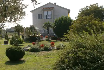 Image de Appartement entouré par une végétation méditerranéenne