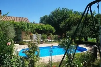 Image de Villa 8 couchages, 2 salles d'eau, cuisine d’été, piscine chauffée, parking ombragé.