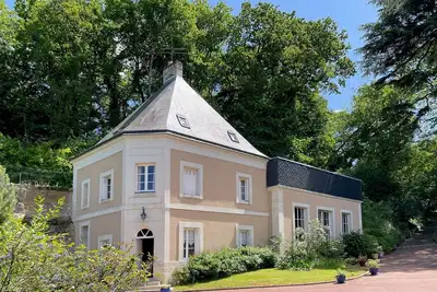 Image de Très belle maison au Château Piscine chauffée Bel Environnement. 5 mn de Tours.