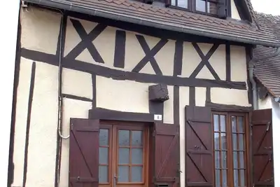 Image de Petite maison normande à colombages dans village avec tous commerces