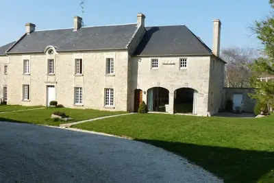 Image de A 5 mn de Bayeux et 10 mn des Plages du Débarquement. Maison calme\/campagne.