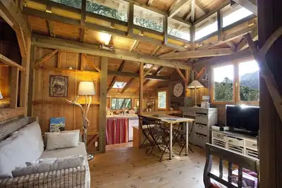 Image de Chalet type cabane, intégré dans les arbres, loin du tumulte, entre mer et montagne