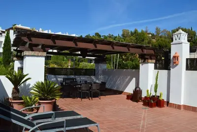 Image de 2 chambres Golf\/Piscine : très calme tout en étant proche des plages de Marbella