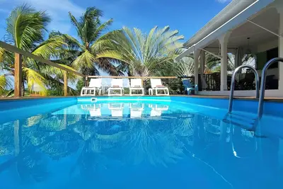 Image de Villa tout confort, piscine, jardin tropical, proximité plage st Anne, 8 pers