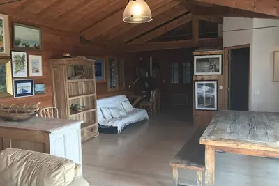 Image de Villa en bois, en bord de bassin