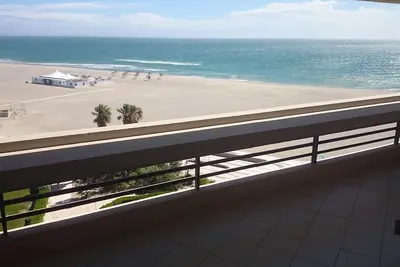 Image de Appartement front de mer immeuble de standing Canet sud avec parking accès Wifi