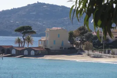 Image de Sur la plage de Saint Clair - Lavandou - T2 - 54m2 classé 4* - Terrasse vue mer