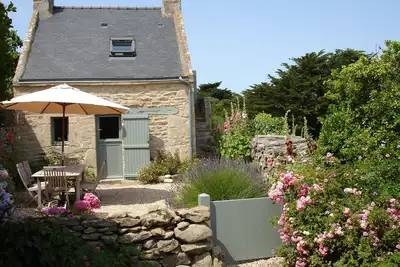 Image de Saint Pierre Quiberon: La campagne à la mer. Petite maison de pays en pierre.